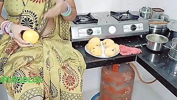 कोमल को अमरस बनाना आता नही इसलिए अपने दोस्तो को घर पर बुलाया