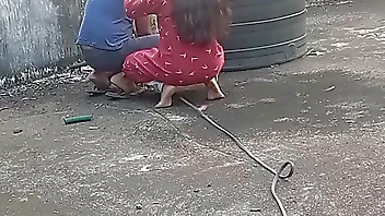 मोटर पंप रेडी करने वाला आया लड़का को पेमेंट का बदले चूत  चुदाई हिंदी में