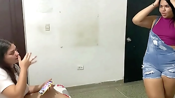 escansaba mi cuñada Julieth se mete a mi habitación para chuparme las tetas y meterme su consolador por mi coño