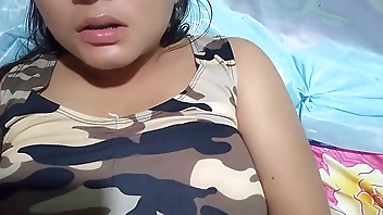 ESTO SIEMPRE ME EXCITA!! MI HERMOSA HERMANASTRA MASTURBA SU AJUSTADA VAGINA MIENTRAS LE GRABO UN PORNO CASERO REAL!!