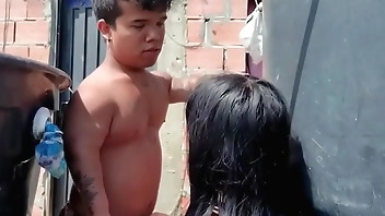 en la azotea se encuentra el enano reparando el tanque y llega su hermanastra a seducirlo para que la folle