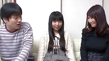 जापानी कंप्यूटर बेवकूफ ने अपने जीवन में पहली बार अपनी प्रेमिका को धोखा दिया