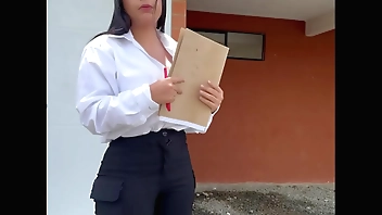 real estate advisor agreed to fuck with her client in the house to convince him to buy it