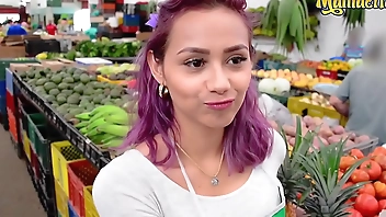MAMACITAZ - गर्म लैटिना किशोर वेरोनिका भोजन बाजार से उठाया और कैम पर कट्टर टक्कर लगी है