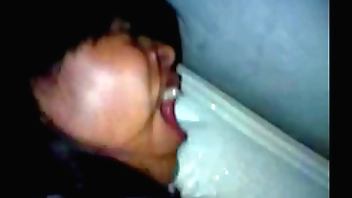 ¡Ay, me equivoqué de hoyo?.. Perdón vecina!, pero usted me prometió el culo y ahora me cumple, porque yo debo complacer a mis fans.