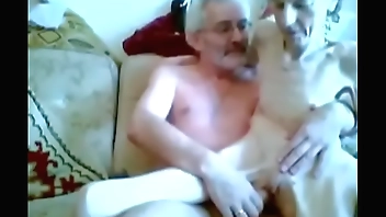 comendo a velha magrela no sofá