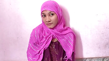 मुस्लिम आपी ने अपने सौतेले भाई को मोबाइल में पोर्न देखते हुए पकड़ा फिर अपनी चूत चुदाई