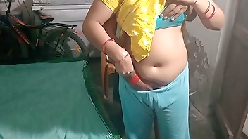 साहब जी मैं आपके नौकरानी हूं आप मुझे रोज क्यों चोदते हो मेरे पति को शक हो जाएगा