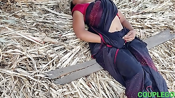 कोमल कैसे चारे पे लेट गई मैं मालिक ने इशारे से बुलाया