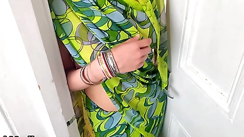 किराया माफ करने के लिए मोहिनी को उसके मकान मालिक ने सोफे पर चोद दिया