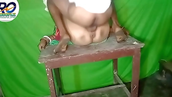 देसी गांव कि पत्नी को घोड़ी बना कर जबरदस्त तरीके से गान्ड मरवाती