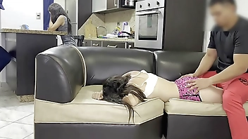 सुंदर सौतेली बेटी उसके विकृत सौतेले पिता द्वारा गड़बड़ है