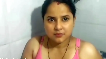 सौतेले बेटे से मां ने बाथरूम में जमकर चुदाई कराई अकेले में