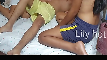 Trio con mi novia y su amiga jovencita, me encanta su coño mojadita