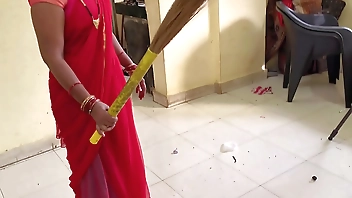 देसी भाभी ने पोछा झाड़ू मारते समय अपने मालिक के साथ चूदाई की
