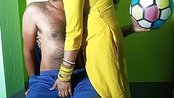 वॉलीबॉल कोच के साथ खेला चूत चुदाई वाला खेल इंडियन गर्ल सेक्स