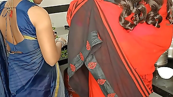 कोमल और उनकी सास दोनो किचन मे काम कर रही थी