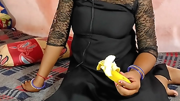 Bhabhi ka birthday hai devar gift me kela de raha hai