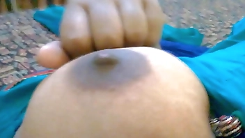 प्रिया के हाथ में कैमरा दिया और उसकी मोटी चूची को चूसा, मसला और जीभ से चाटा ! E14