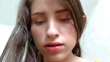 MI Hermanastra me hace unManicure y le riego mi Esmalte blanco en su Vagina, la coloco en cuatro rompiendole ese coño. C