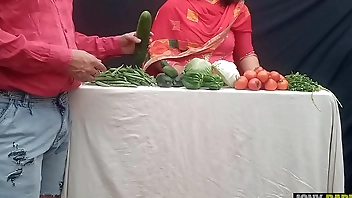 Sabji vechne Waali ko khule bazaar mein hi chod diya, real indian sex video by jony darling