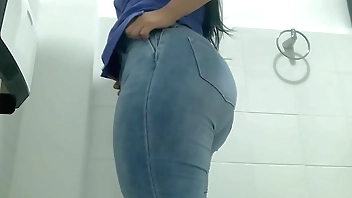 CAMARA OCULTA EN EL BAÑO DEL TRABAJO GRABA ORINANDO A LA HIJASTRA DEL JEFE (BIG ASS, SPY. BIG TITS, URINATING, LATINA)