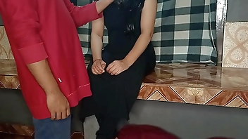 कामवाली बाई की कुंवारी लड़की को किचन में सफाई करते समय पीछे से पकड़ के चोदा