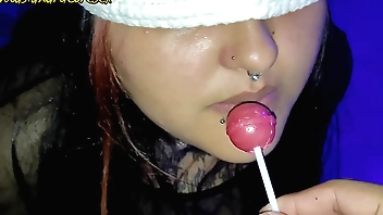 Adivina el sabor con alison gonzalez chupetin o pene ella decide chuparse los dos sin saberlo pov casero en español