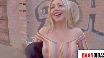 puta española pierde la cita con su marido para ayudarme con mi polla terminamos follando.