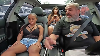 Anâzinha do Mau peladinha no carro e aprontando pelas ruas de São Paulo