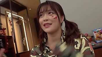 Soft skin and plump butt that bounces! The cute face is 19 years old! ! Half-breasted and half-assed cosplay is perfect! !