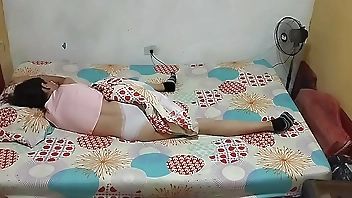 Llegué del trabajo cansado y quería acostarme y descansar,pero no pude resistir la tentación que había en mi cama