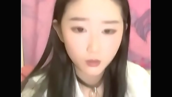 年轻的21岁小美女，全裸好身材，带乳夹和铃铛道具自慰，呻吟不止特写洞口很小玻璃棍抽插白浆很多  国产网约高端外围