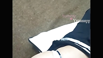 Tremenda mamada me puso mi compañera, con ropa de colegiala es penetrada en cuatro en un cuarto de hotel, puta colegiala penetrada por un compañero mayor