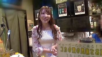 Emi, the lewd bar owner in Akabane, Kita-ku, appears! She mass-produces regular customers with her naughty hospitality created by the customer service skills she learned as a former Roppongi hostess and her naturally sensitive lewd constitution!