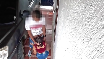 CHICA PETITE QUE ENCUENTRO EN LA CARRETERA SE DEJA FOLLAR A CAMBIO DE UN BOLETO PARA EL BUS