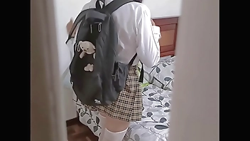 Cojiendome a la colegiala puta de mi sobrinita cuando llega del cole la dejan sola en la casa, le lleno todo su coñito de leche.