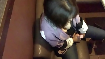 【個人撮影】真面目な素人大◯生がカラオケボックスでオナニー