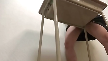 生◯前でムラムラする可愛いショートカット女子。机で角オナニーでこりこりしながら快感に満ちてアヘ顔さらす。