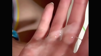 友達が寝ている横でこっそり絶頂オナニー