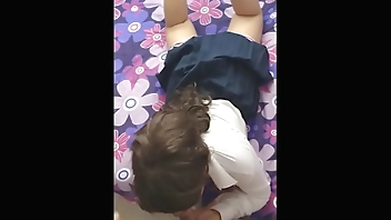 Morrita CHUPANDO verga de DESCONOCIDO! Me llevo a Inocente jovencita a mi Departamento y Me CHUPA La Verga Hasta VACIARME en su boca ¡Se Come todo el Semen! Sexo Casero Amateur!