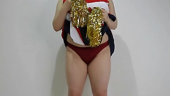 ぽっちゃりチアガール前編　踊ってふけるぽちゃ　おなかとお潮が出ちゃってます　カメラが濡れて壊れそうなほど飛んでます　ぽっちゃり巨乳ほえーるちゃん