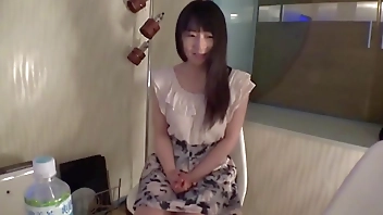 募集ちゃん 002 朋美 26歳 看護師 ちもちの白い肌にお椀型のEカップ フェラ済みの固くなった肉棒を膣へ挿入すれば、久々の快感に飲み込まれないようにベッドを掴み快楽を受け止める。オンナの顔で「気持ちいい...」と呟きながら、騎乗位の体勢から必死に腰を振り奥に当たる感触を楽しむ。https://bit.ly/3YnJoDB