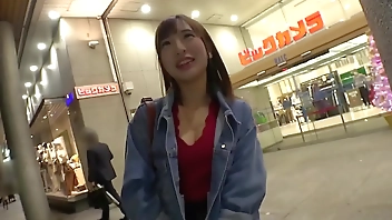 【一発ヤリに来ました】で大好評だった21歳の美容部員あやちゃん参上！応募理由は「前の撮影(SEX)が忘れられなくて…」2発目を堂々とヤリに来たエロ美容部員は今回もヤル気満々！始まりから終わりまで豪雨な潮吹きの嵐！散々イキまくって「私AV男優にハマっちゃいましたね」これは3発目も…？https://bit.ly/3Z1BfVM