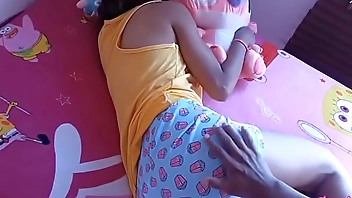 Travesuras con hermanastra - la despierto para coger hasta correrme en su coño