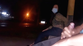 Serious !! I run the risk of putting my dick in front of this woman waiting for the bus... How will she react?