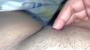 She knows that she is hot and she records herself in the foreground listen to these sounds very tasty and relax enjoy